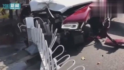 價(jià)值500萬(wàn)勞斯萊斯魅影連撞3棵樹(shù)幾近報(bào)廢 汽車零部件散落一地